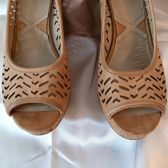 EUC 💥 ADRIENNE VITTADINI PEEP TOE LEATHER WEDGE PUMPS CORK 4" ~ SIZE 9.5 - Picture 6 of 8